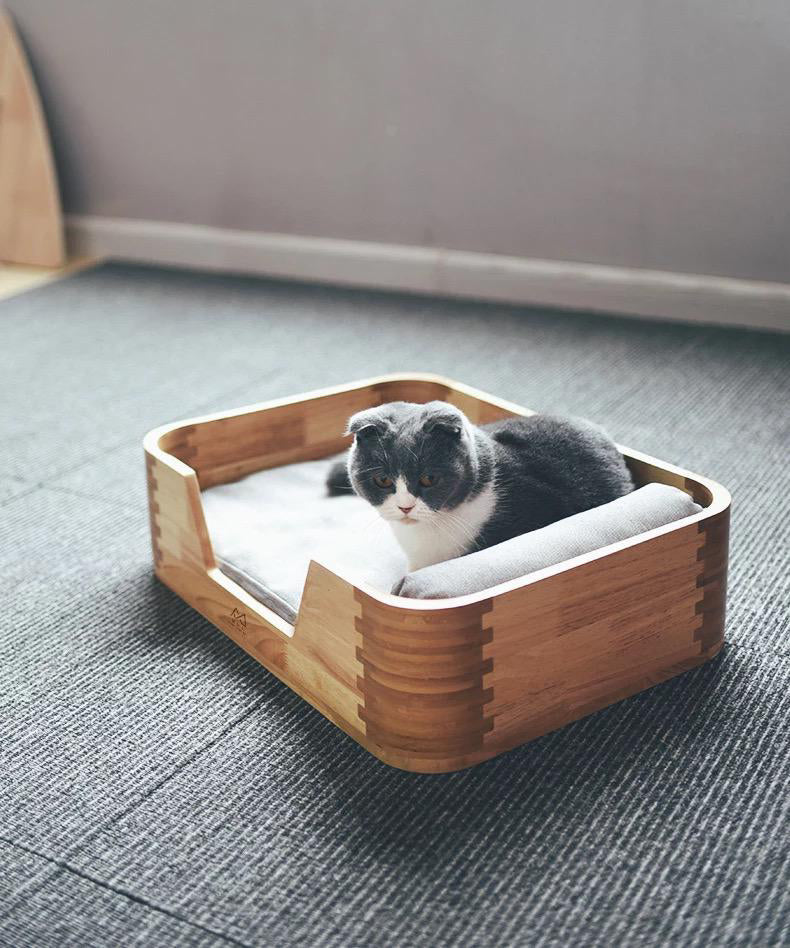 This "style-meets-comfort" bed is the perfect spot for your furr-baby to dream. While you give your space a modern touch with this timeless piece, you will also be giving your puppy or cat a cozy bed for their beauty sleep. The bed frame is made of oak and bamboo wood, comes with a washable cushion, suitable for puppies, small dogs and cats.