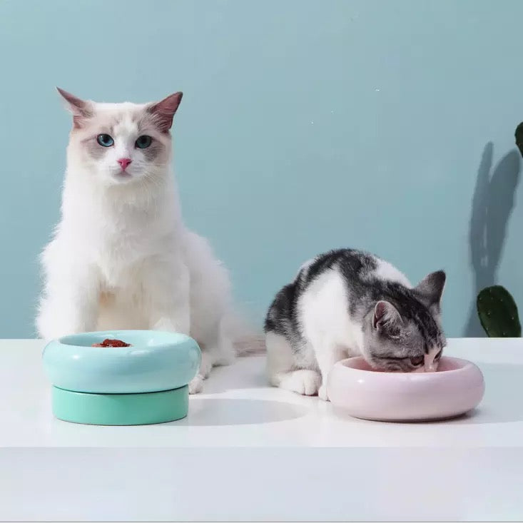 This modern 2 in 1 stackable food bowl is perfect for cats and puppies. Both bowls can be used separately or can be stacked to create a higher dining experience. Made from durable porcelain material, this safe and pet-friendly bowl has anti-bacterial and heat resistant properties. When stacked the bowls help improve digestion and relieve neck stress. They can also be used separately for multi-pet households.