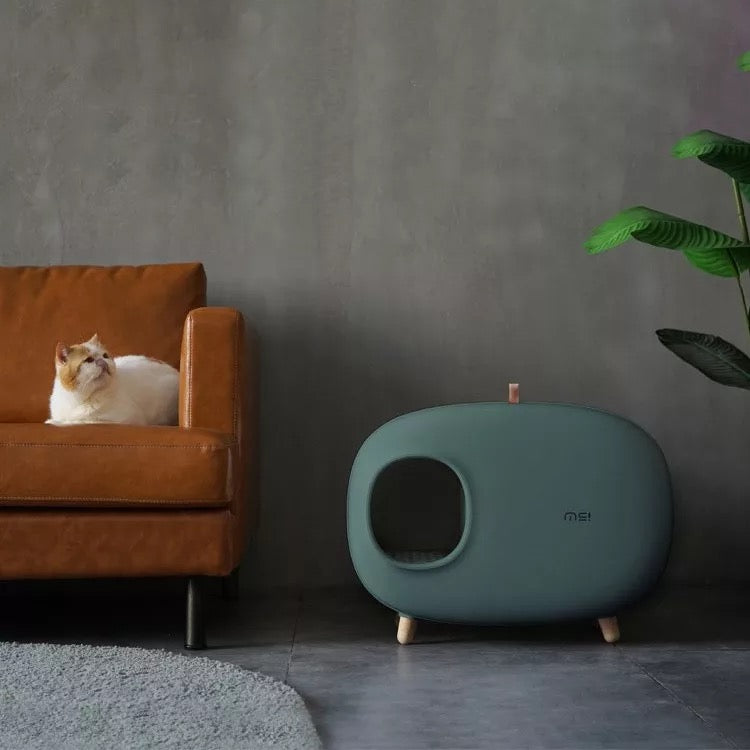 The ‘MakeSure’ Cat Litter Box is a modern, lightweight, compact litter, smartly designed with cats and cat parents in mind. Its retro look allows it to blend in without disrupting the overall style of your home. Its attractive exterior does not compromise on its thoughtfully smart features: